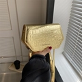 Sac carré géométrique doré à motif crocodile avec finition brillante et bandoulière - Doré