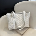 Borsa tote trapuntata bianca con pochette abbinata e dettagli in metallo oro - Bianco