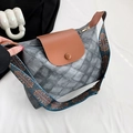 Grande borsa tote retrò grigio denim con patta in pelle marrone e tracolla etnica - Grigio