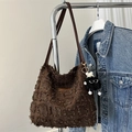 Sac seau marron foncé avec détails de franges et longue bandoulière en cuir - Café