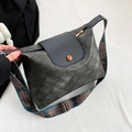 Borsa a tracolla grigio scuro con motivo a rombi e tracolla larga etnica colorata - Verde