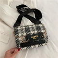 Borsa a tracolla in lana pied de poule bianco e nero con tracolla larga in tessuto - Nero