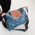 Borsa a tracolla in denim trapuntato blu con patta in pelle marrone e tracolla larga fantasia - Blu