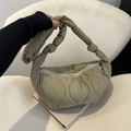 Borsa a tracolla trapuntata verde oliva con tracolla a nodo e cerniera in metallo argento - Verde