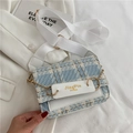 Borsa a tracolla in tweed a scacchi blu e bianchi con patta in pelle e catena dorata - Bianco