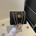 Bolso bandolera negro acolchado con cierre de timón dorado y correa de cadena - Negro