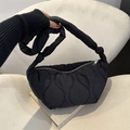 Borsa a sbuffo nera trapuntata con tracolla annodata e cerniera in argento - Nero