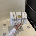 Bolso acolchado blanco con cadena dorada y hebilla redonda con incrustación - Blanco