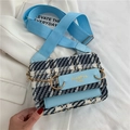 Borsa quadrata in tweed scozzese blu con tracolla larga e catena dorata - Blu