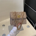 Bolso bandolera acolchado beige con cadena dorada y emblema floral - Caqui