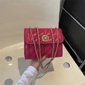 Sac bandoulière matelassé magenta avec boucle dorée et bandoulière chaîne femme - Rose rouge