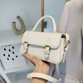 Bolso bandolera blanco crema rectangular con hebillas de metal retro y asa superior - Blanco