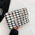 Bolso bandolera clásico de tweed a cuadros blancos y negros con cadena dorada sobre fondo blanco - Blanco