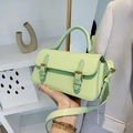Bolso mensajero verde claro de cuero con hebillas vintage y correa ajustable - Verde