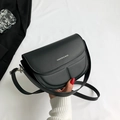 Bolso de montura negro minimalista con diseño en relieve y correa de hombro ajustable - Negro