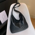 Grote zwarte retro hobo schoudertas van PU-leer op een witte stoel geplaatst - Zwart