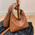 Minimalistische bruine vintage hobo schoudertas van mat leer met een voorvakje - Bruin