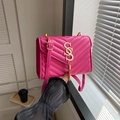 Borsa a tracolla fucsia trapuntata con dettagli dorati e ciondolo nappa in metallo - Rosa Rosso
