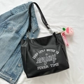 Zwarte lederen shopper met witte letters en een schattige roze perzik pluche hanger - Zwart