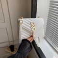 Borsa a tracolla bianca trapuntata a V con nappa dorata e dettaglio logo in metallo - Bianco