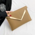 Pochette enveloppe camel chic avec surpiqûres en V et détails métalliques dorés - Khaki