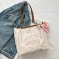 Beige shopper met bruine leren riemen, kettingdetail en perzikvormige hanger - Wit en Bruin
