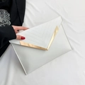 Pochette enveloppe blanche matelassée avec garniture dorée en V et finition en cuir PU épuré - Blanc