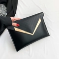 Pochette enveloppe noire moderne en similicuir avec détails métalliques en V dorés - Noir
