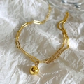 Cavigliera in titanio placcato oro 18k con catena asimmetrica e pendente a sfera dorata - Bracciale con Perle Tonde (7875)