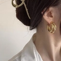 Schicke mehrlagige goldene Creolen für Damen mit polierter Metalloberfläche - Dreilagiger Creolen-Stil - Gold