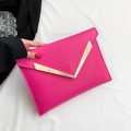 Pochette enveloppe matelassée rose fuchsia avec garniture V en métal doré et similicuir - Rouge Rose