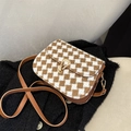Borsa a sella in tweed a scacchi bianchi e marroni con fibbia dorata e tracolla in pelle - Marrone