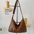 Retro braune hobo-tasche aus weichem pu-leder mit verstellbarem riemen im minimalistischen stil - Gelbbraun