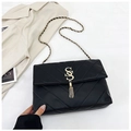 Détail du sac à bandoulière en similicuir noir matelassé avec pompon doré et logo SS - Noir (8014)