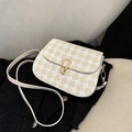 Borsa a sella in tweed bianco con elegante chiusura a rotazione in metallo dorato - Cachi