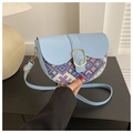 Dettaglio della borsa a sella azzurra con motivo geometrico colorato e fibbia dorata - Blu
