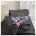 Dettaglio borsa a sella con tessuto geometrico blu e patta in pelle nera - Nero