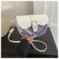 Dettaglio della borsa a sella etnica multicolore con pelle bianca e fibbia dorata - Bianco