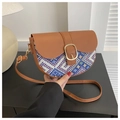 Dettaglio della borsa a sella vintage in pelle marrone e trama blu con fibbia dorata - Marrone
