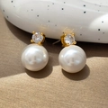 Elegante Franse ronde pareloorbellen met zirkoon en een gouden metalen basis - Witte Parel Vier-Poot Oorknopjes / Goud Wit