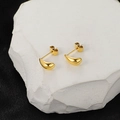Pendientes de gota dorados pulidos para mujer presentados sobre una piedra blanca - Pendientes de Gota Pequeños (E82) / Dorado