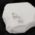 Pendientes de gota minimalistas de plata pulida sobre piedra blanca con textura - Pendientes de Gota Pequeños (E82) / Color Acero
