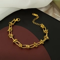 Bracciale a maglie in acciaio al titanio dorato con nodo e ciondolo K18 su sfondo chic - Oro