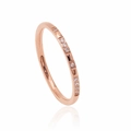 Minimalistischer Ring aus Roségold-Titan mit funkelnden weißen Steinen auf weißem Grund - US 5 / Roségold