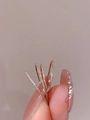 Dettaglio di tre anelli impilabili in oro rosa con una finitura testurizzata effetto sabbia - US 5 / Oro rosa