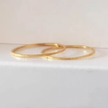 Set di due anelli impilabili dorati effetto sabbia scintillante con finitura opaca testurizzata - US 5 / Oro