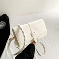 Bolso bandolera blanco rectangular de cuero PU con asa trenzada y detalles dorados - Blanco
