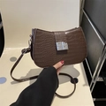 Elegante dunkelbraune Umhängetasche mit Krokodilmuster und silbernem Metallverschluss - Braun