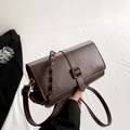 Bolso bandolera rectangular marrón oscuro de cuero PU mate con asa tejida de diseño - Marrón