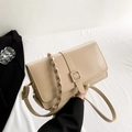 Bolso bandolera rectangular beige con asa trenzada y detalle de hebilla - Caqui